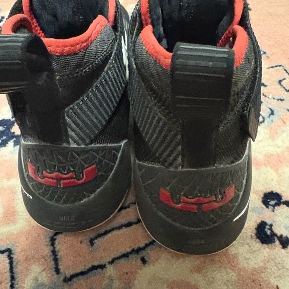 Nike LeBron soldier black gum basketball shoe size 10 - Picture 2 of 6